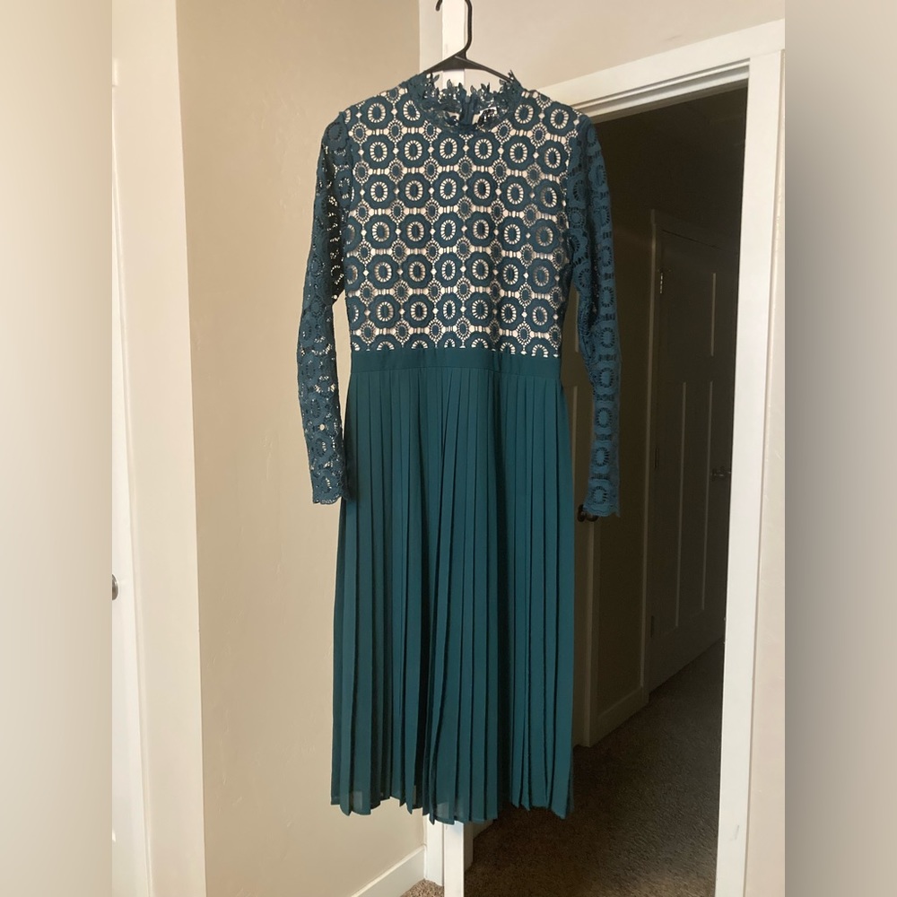 Ivy City Co Arabella lace dress in hunter green, large